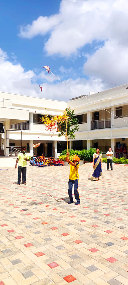 Kerur, Sep. 4 Sri Krishna Janmashtami was celebrated at Rashtrotthana Vidya Kendra, Kerur. (7)