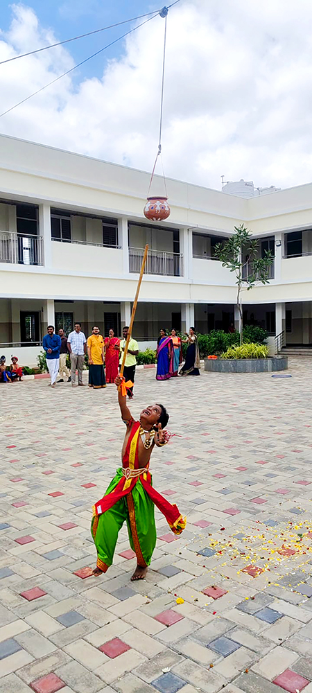 Kerur, Sep. 4 Sri Krishna Janmashtami was celebrated at Rashtrotthana Vidya Kendra, Kerur. (8)