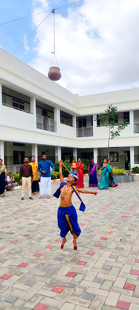 Kerur, Sep. 4 Sri Krishna Janmashtami was celebrated at Rashtrotthana Vidya Kendra, Kerur. (9)